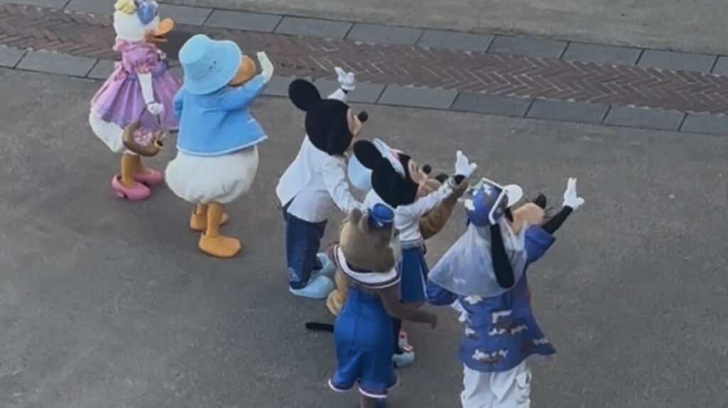 ミラコスタ　客室に向かって手を振るミッキーたち